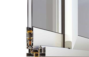 porte scorrevoli ultime tendenze architettoniche con linee semplici e minima superficie di alluminio visibile